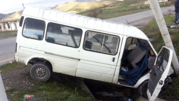 Gədəbəydə içində müəllimlərin olduğu mikroavtobus aşdı – 8 yaralı var