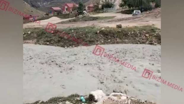 Palçıq qatı Qusarda kəndi 2 yerə böldü - VİDEO
