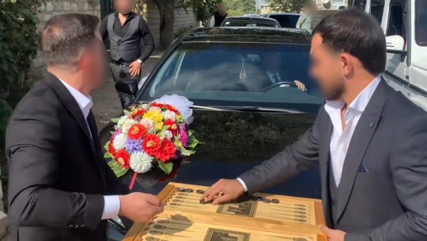 Gəlin maşınının qarşısını kəsib nərd oynadılar - Bəyin 4 dostu həbs edildi