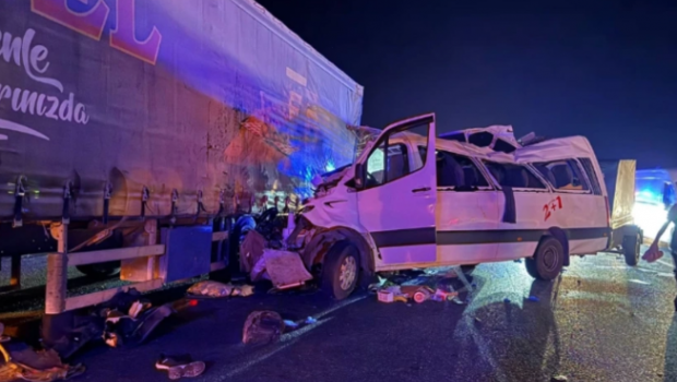 Türkiyədə mikroavtobus qəzaya düşdü: 3 ölü, 16 yaralı var