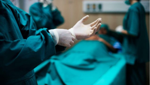 Həkimlər xəstələri səhv salıb qadının sağlam böyrəyini çıxartdılar