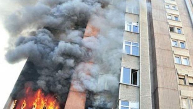 Bakıda çoxmərtəbəli binada yanğın: 5 nəfər təxliyə edildi