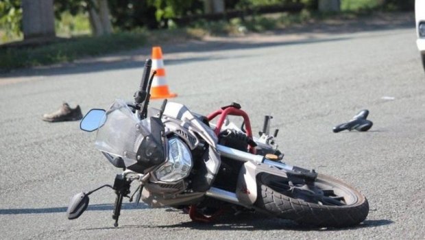 Motosiklet daş lövhəyə çırpıldı - Sürücü öldü