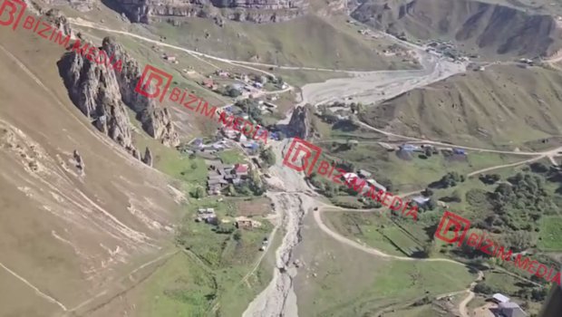 Ləzə kəndinə təhlükə yaradan palçıq axını - Helikopterdən lentə alınan GÖRÜNTÜLƏR/ÖZƏL 