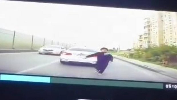 Bakıda uşaq özünü maşının üstünə atdı - VİDEO