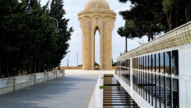 İtaliya Prezidenti Bakıda şəhidlərin xatirəsini andı