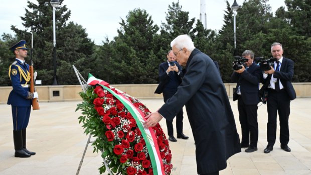 İtaliya Prezidenti Bakıda şəhidlərin xatirəsini andı - FOTO