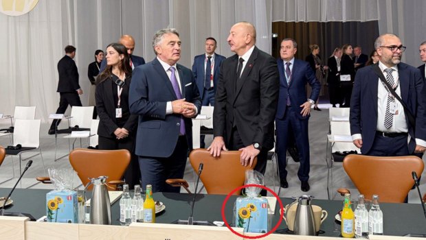 Hər bir liderin stoluna qoyulan günəbaxanların sirri... – FOTO
