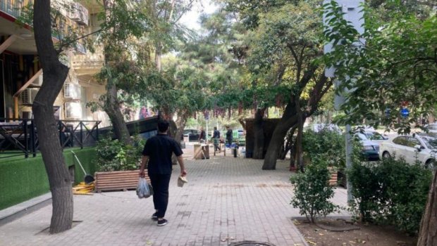 Bakıda piyada səkisini zəbt edən qurğular SÖKÜLDÜ