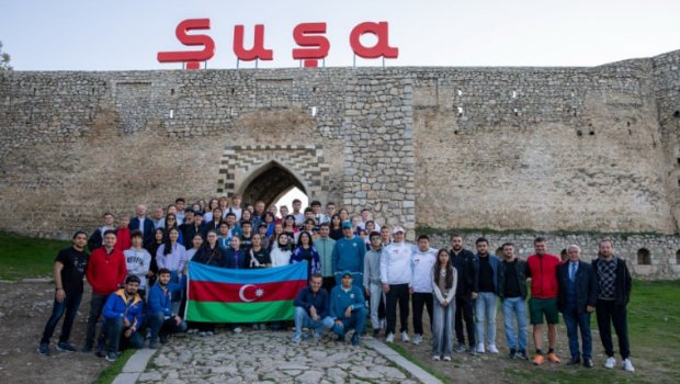 Xankəndidə yarışlara qatılan gənc idmançılar Şuşanı gəzdilər - FOTO