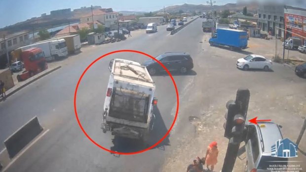 Xocəsən yolunda qırmızı işıqda keçən yük maşını ağır QƏZA törətdi – ANBAAN VİDEO