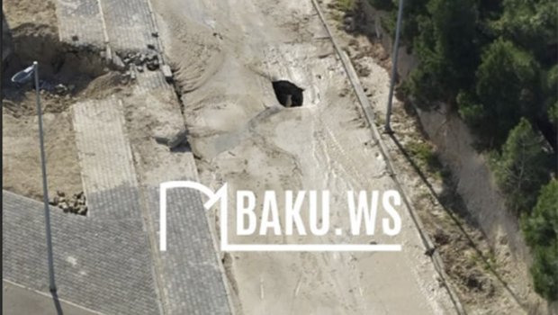 Bu ərazidə su borusu partladı, yol çökdü – VİDEO