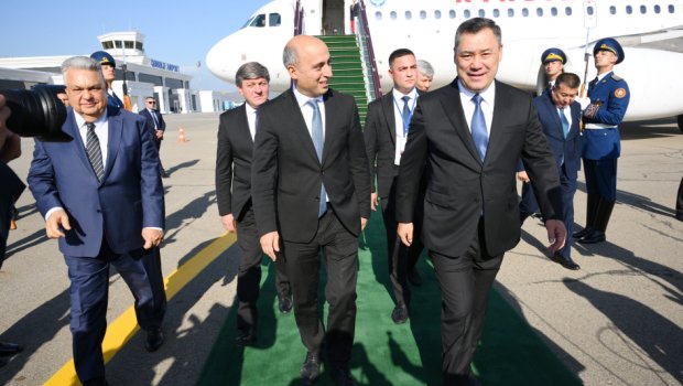 Qırğızıstan Prezidenti Azərbaycana GƏLDİ - FOTO