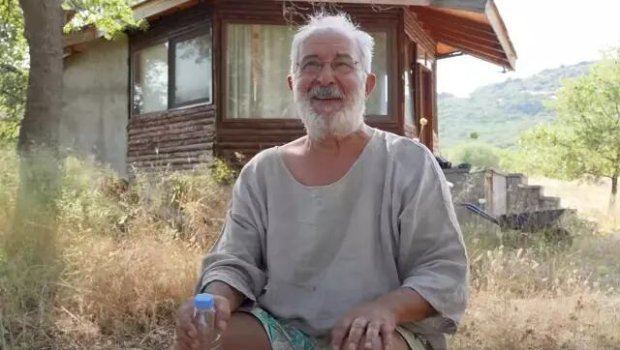 "Kurtlar Vadisi"nin məşhur aktyoru indi daxmada yaşayır - FOTO