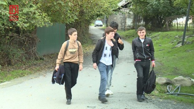 Tikanlı kənd məktəbində birinci və ikincilərə bir otaqda dərs KEÇİLİR – İki fərqli sinif niyə BİRLƏŞDİRİLİB? – FOTO