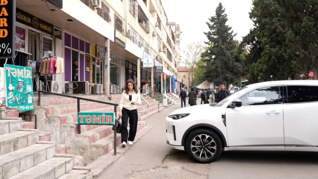 Səkidə maşın saxlayanların NƏZƏRİNƏ! - VİDEO