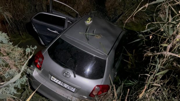 Kürdəmirdə avtomobil su kanalına düşdü, xəsarət alanlar var - FOTO