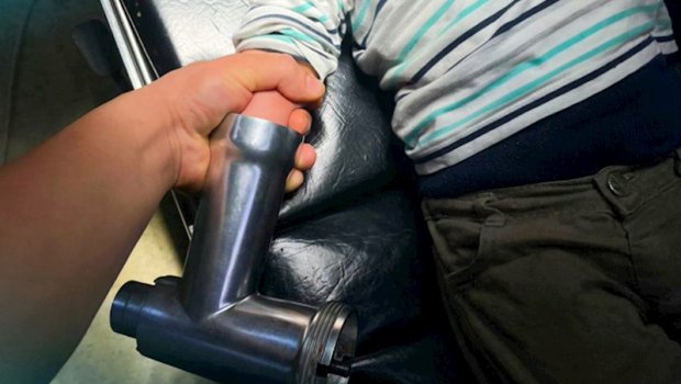 2 yaşlı körpənin əli ətçəkən maşında qaldı - FOTO