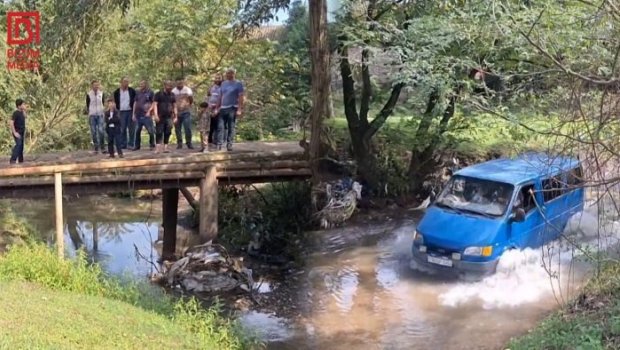 Sərək kəndində TƏHLÜKƏLİ vəziyyət - 400-dən çox sakinin istifadə etdiyi körpü DAĞILIB – VİDEO