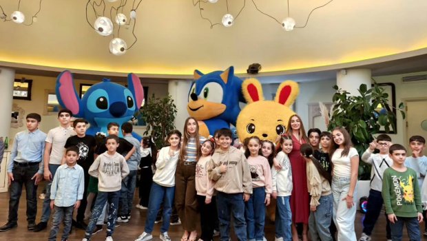 Arzu və Alyona Əliyevalar uşaqları sevindirdi – VİDEO