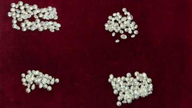 120 karatlıq brilyantı Dubaydan qanunsuz gətirdilər - FOTO