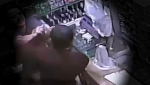 Bakıda qadın satıcı marketə girən oğru ilə əlbəyaxa oldu - Video