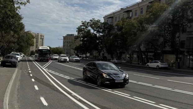 Bakının bir küçəsində mikromobillik zolağı təşkil edilir - FOTO