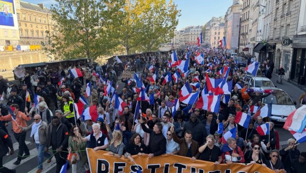 Parisdə HÖKUMƏT BÖHRANI: Makronun istefası tələb edilir - FOTO/VİDEO