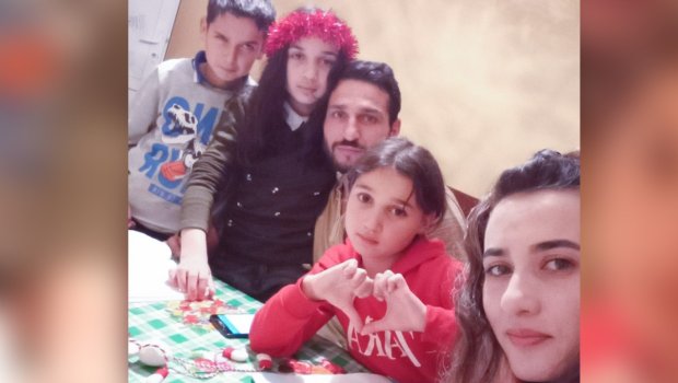 Üç uşaq anası 31 yaşında attestat aldı - Qızı ilə sinif yoldaşı olub - FOTO