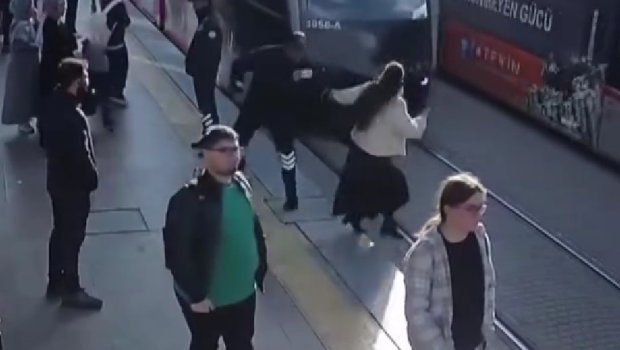 Gənc qız tramvayın altına düşməkdən son anda xilas oldu - ANBAAN VİDEO