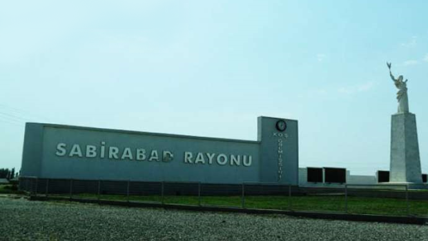 Sabirabadda maşın dirəyə çırpıldı – ÖLƏN VAR