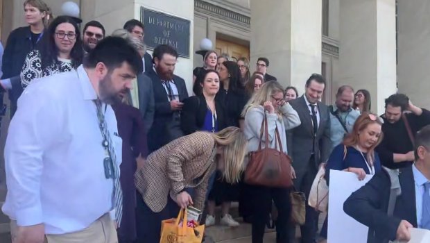 Pentaqon ABŞ-ın tanınmış media qurumlarının akkreditasiyasını ləğv etdi – VİDEO