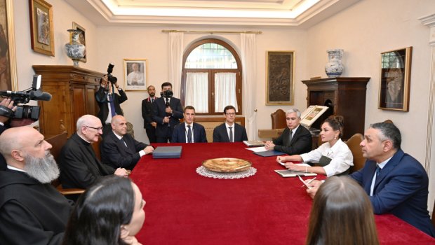 Birinci Xanım Müqəddəs Pavel Bazilikasının baş keşişi ilə görüşüb - FOTO