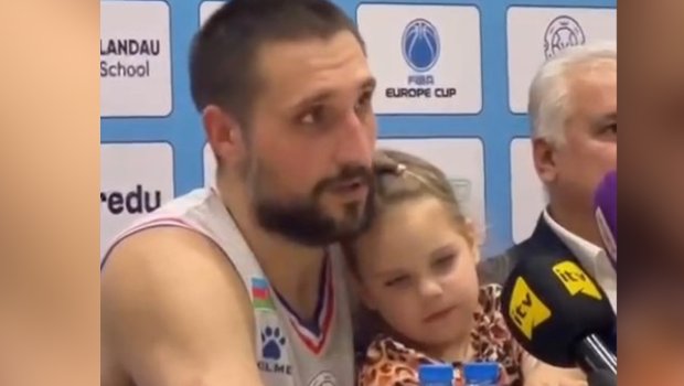 Oyundan sonra mətbuat konfransına qızı ilə gəldi – VİDEO