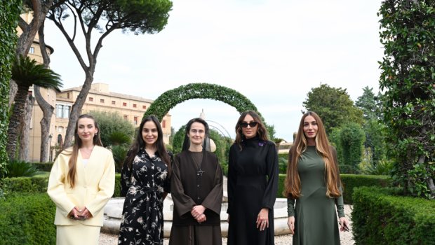 Mehriban Əliyeva və ailə üzvləri Vatikan bağlarında – FOTO/VİDEO