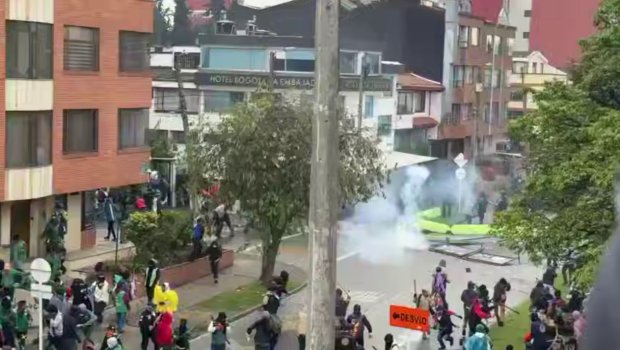 ABŞ-ın Kolumbiyadakı səfirliyinə HÜCUM – Yaralananlar var – VİDEO