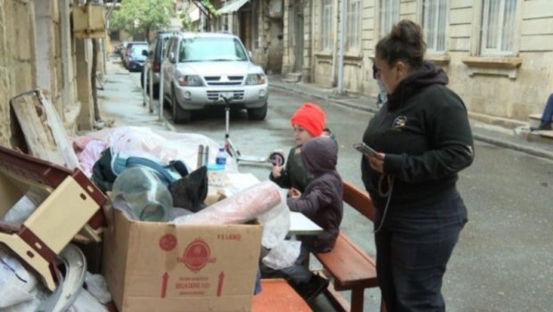 Bakıda ailə evindən çıxarıldı: Övladları küçədə dərs oxuyurlar - VİDEO