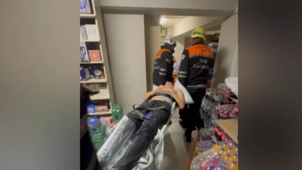 17 yaşlı oğlan mağazada yüklərin altında sıxışdı – VİDEO