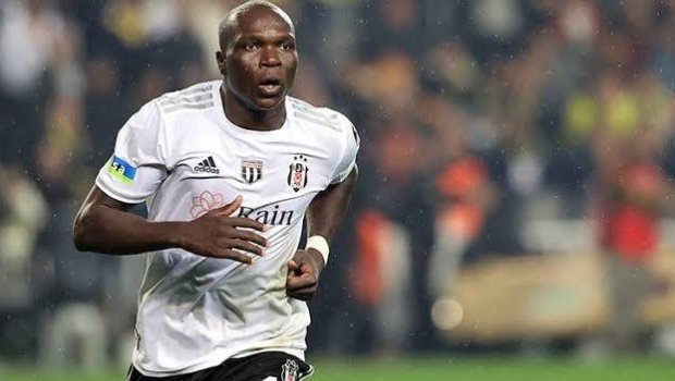 Bakıya gələn Abubakar “Neftçi” azarkeşlərinə SƏSLƏNDİ - VİDEO