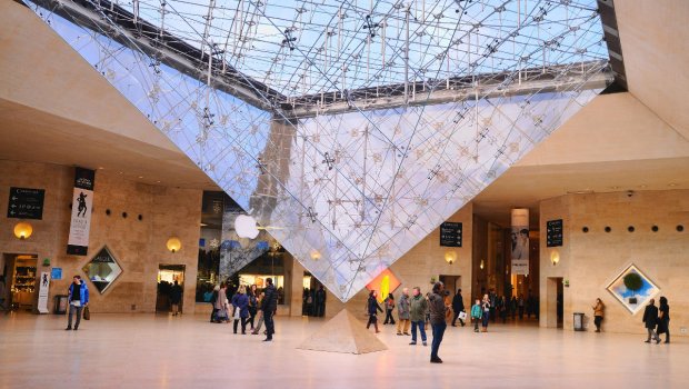 Luvr muzeyində 9 zinət əşyası oğurlandı