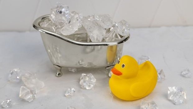 Buzla dəri təmizliyi: Təbii və effektiv üsul