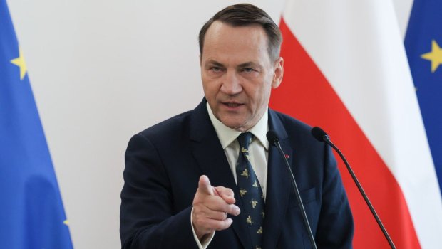 Putinin təyyarəsi Polşa ərazisindən uçarsa, məcburi endirilməlidir – Sikorski