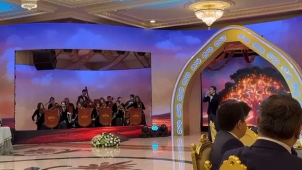 İlham Əliyevin şərəfinə verilən ziyafətdə “Tut ağacı” mahnısı səsləndirildi – VİDEO