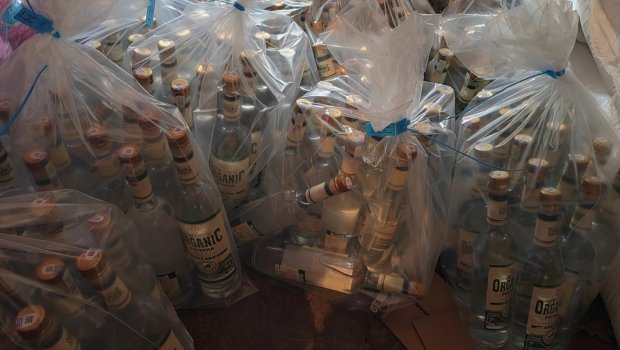 Topdansatış mağazasında 200-dən çox saxta alkoqollu içki aşkarlandı – FOTO