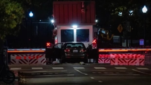 Ağ Evin qapısına avtomobil çırpıldı – VİDEO