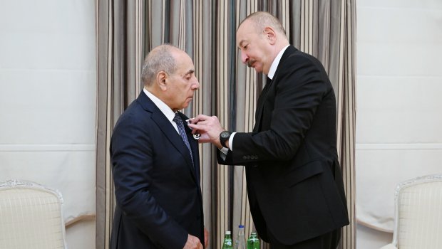 Prezident Yaqub Eyyubova “İstiqlal” ordenini təqdim etdi – FOTO