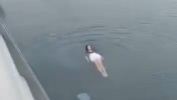 Qadın turist Bakı bulvarında çimdi – VİDEO