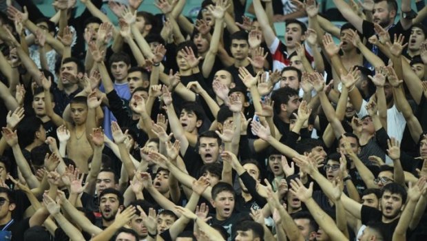 “Qarabağ” klubunun azarkeşləri separatçıların “bayrağını” zibil yeşiyinə atdılar – VİDEO