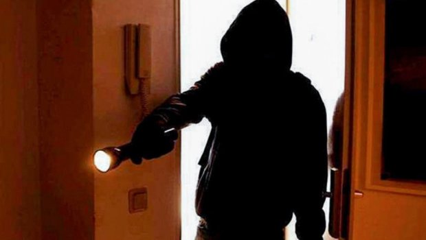 Şəmkirdə maskalı şəxs evə basqın etdi – Xəsarət alan var – VİDEO