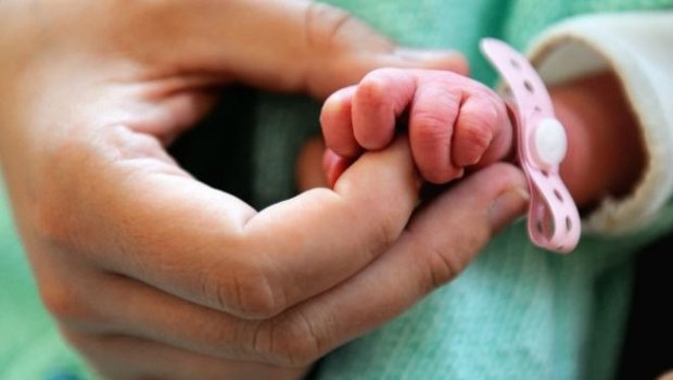 Xaçmazda yol bağlandı, 40 yaşlı qadın avtomobildə doğuş etdi – Ölən var